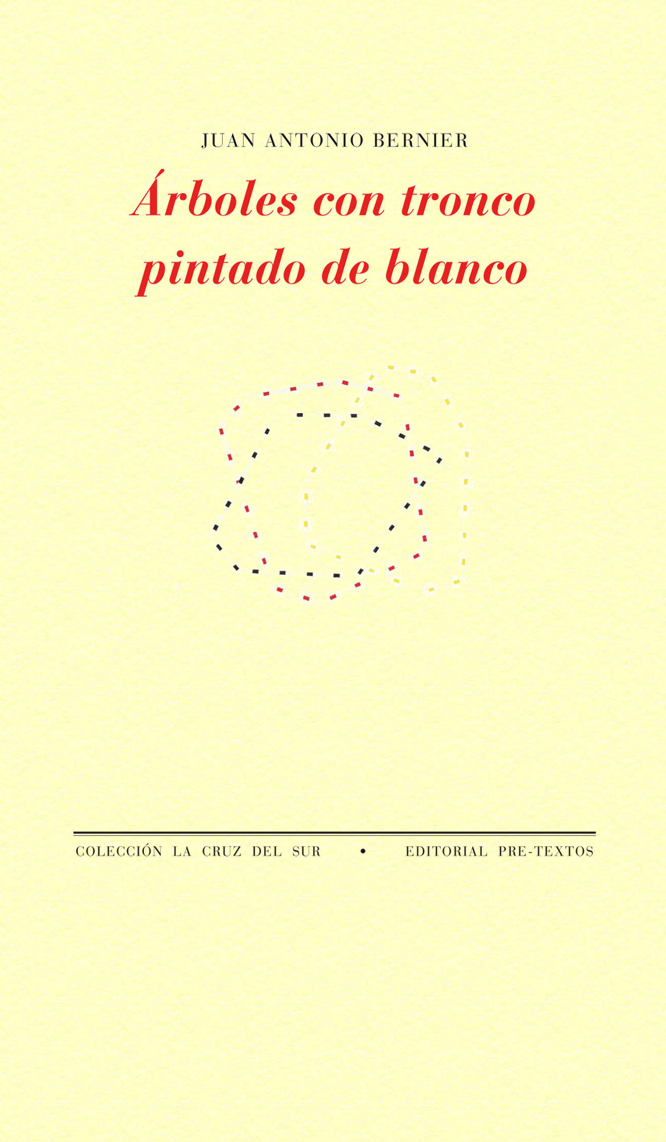 ÁRBOLES CON TRONCO PINTADO DE BLANCO.