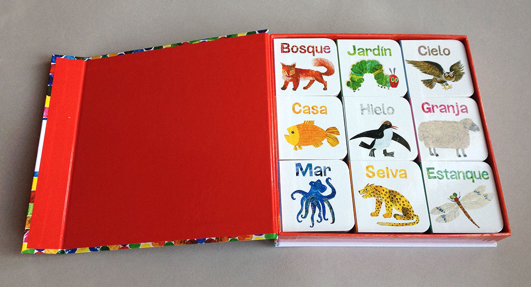UNA CAJA CON MUCHOS LIBROS Y UN PUZZLE.