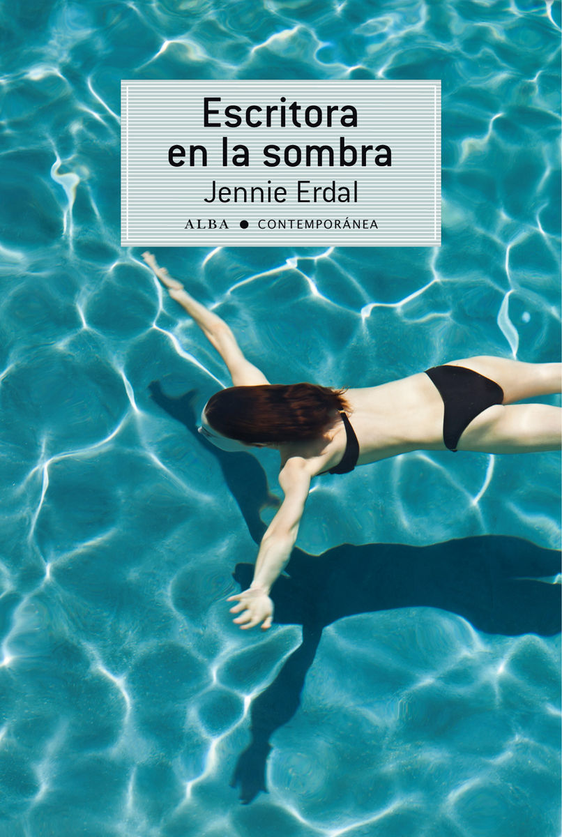 ESCRITORA EN LA SOMBRA. 
