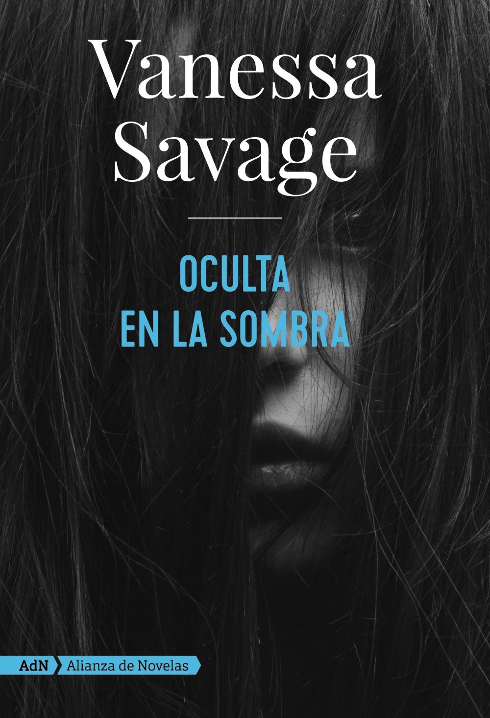 OCULTA EN LA SOMBRA.
