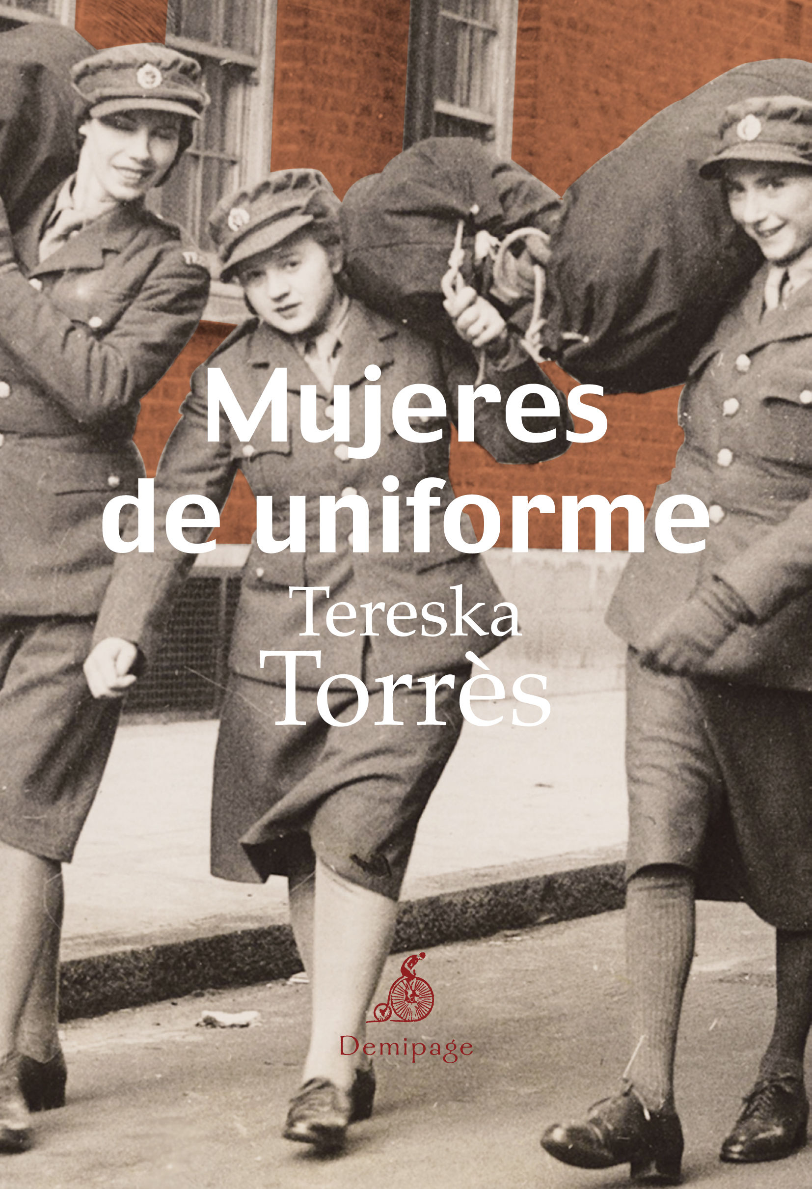 MUJERES DE UNIFORME. 