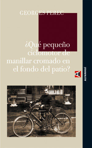 ¿QUE PEQUEÑO CICLOMOTOR DE MANILLAR CROMADO EN EL FONDO DEL PATIO?